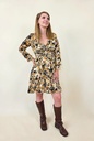 Robe courte aux tons automnaux de beige, marron, noir et jaune.
