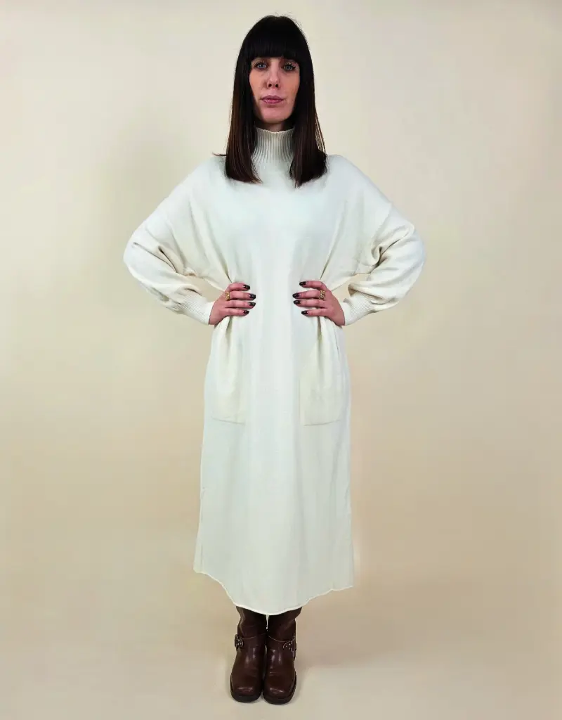 [00026] Robe pull blanche