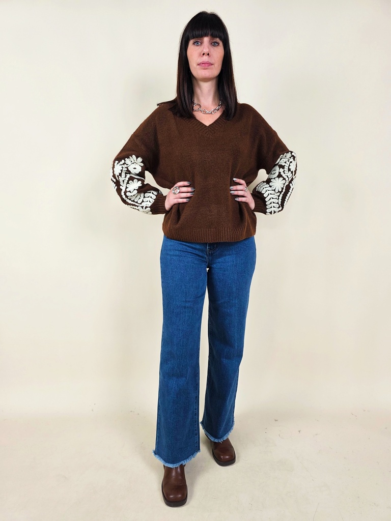 [00029] Pull col en V brun manches brodées