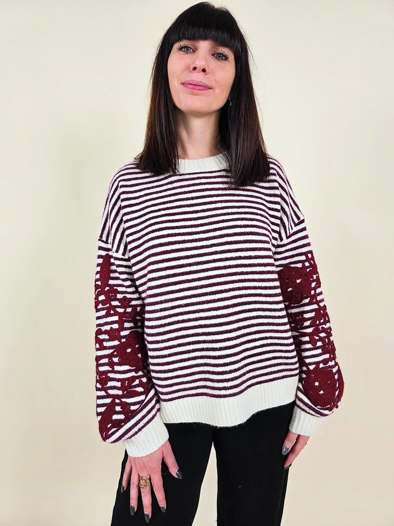 [00036] Pull ligné bordeaux col rond manches brodées