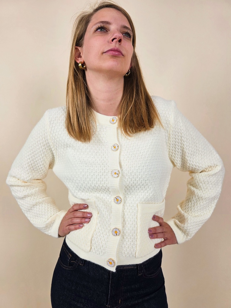[00037] Gilet blanc cassé boutons marguerites