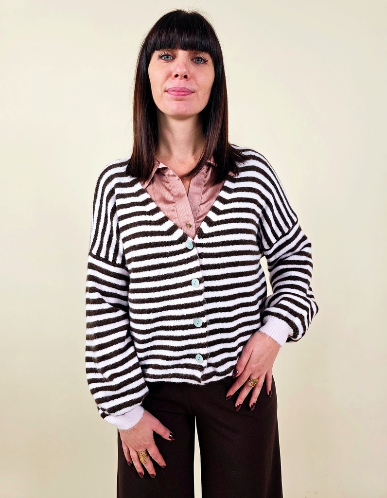 [00043] Gilet rose à rayures brunes