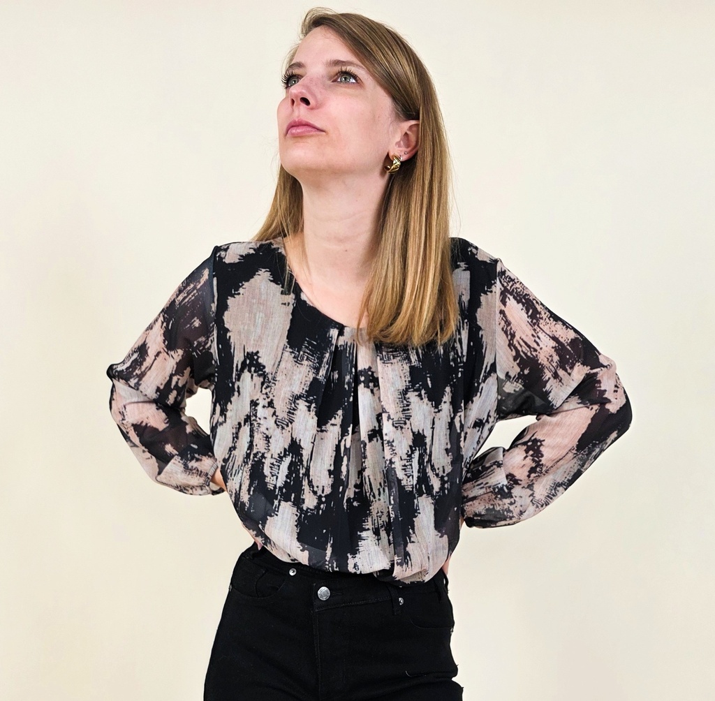 [00046] Blouse légère doublée au motif abstrait noir et beige.