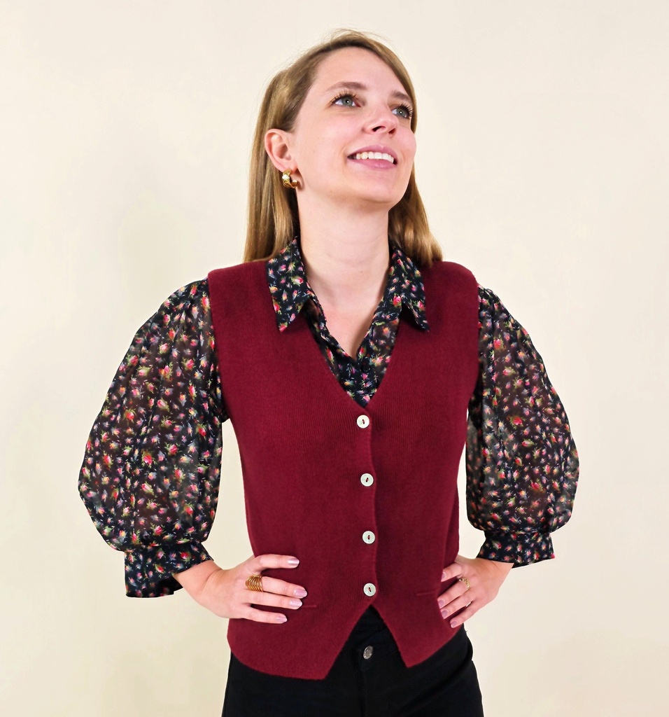 [00057] Gilet sans manches bordeaux à boutons