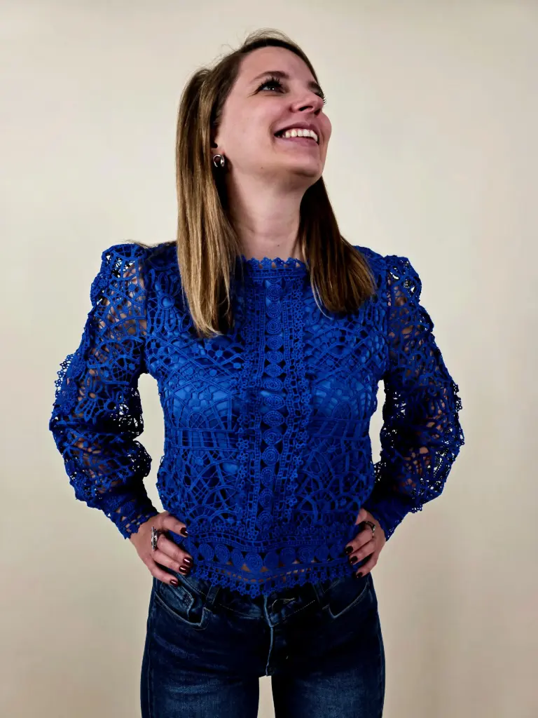 [00064] Blouse en dentelle ajourée bleu électrique