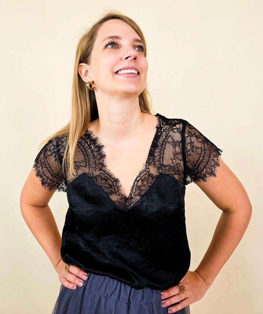 [00066] Top noir avec haut en dentelle transparente