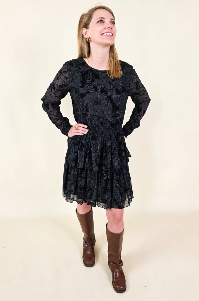 [00068] Robe noire à motifs floraux en relief