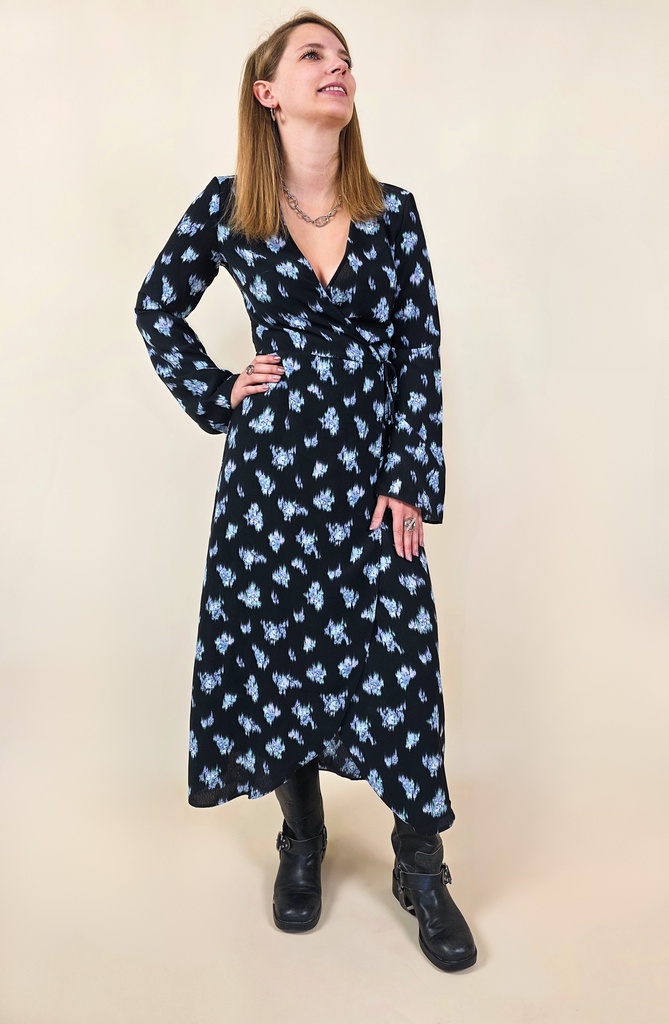 [00072] Robe longue portefeuille noire à motifs bleus