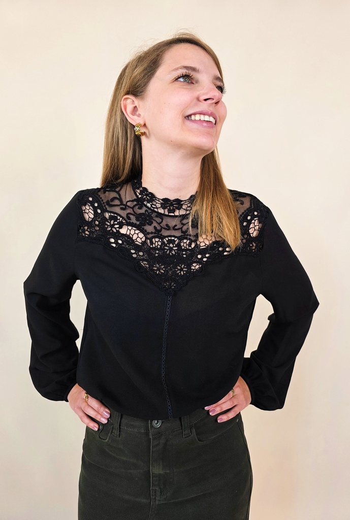 [00076] Blouse noire avec empiècement dentelle