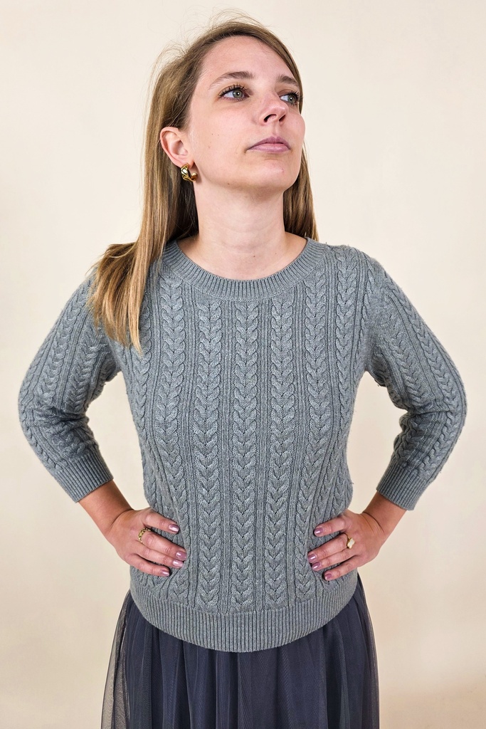[00078] Pull gris torsadé en maille