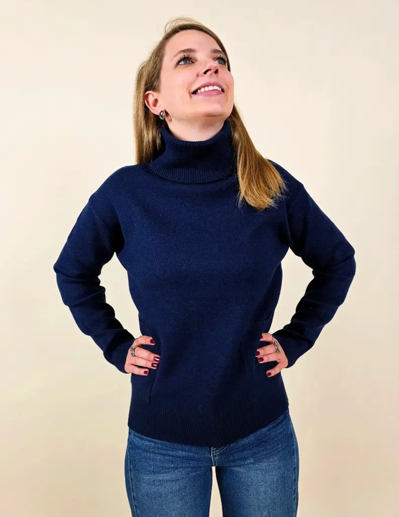 Pull bleu à col roulé avec poches