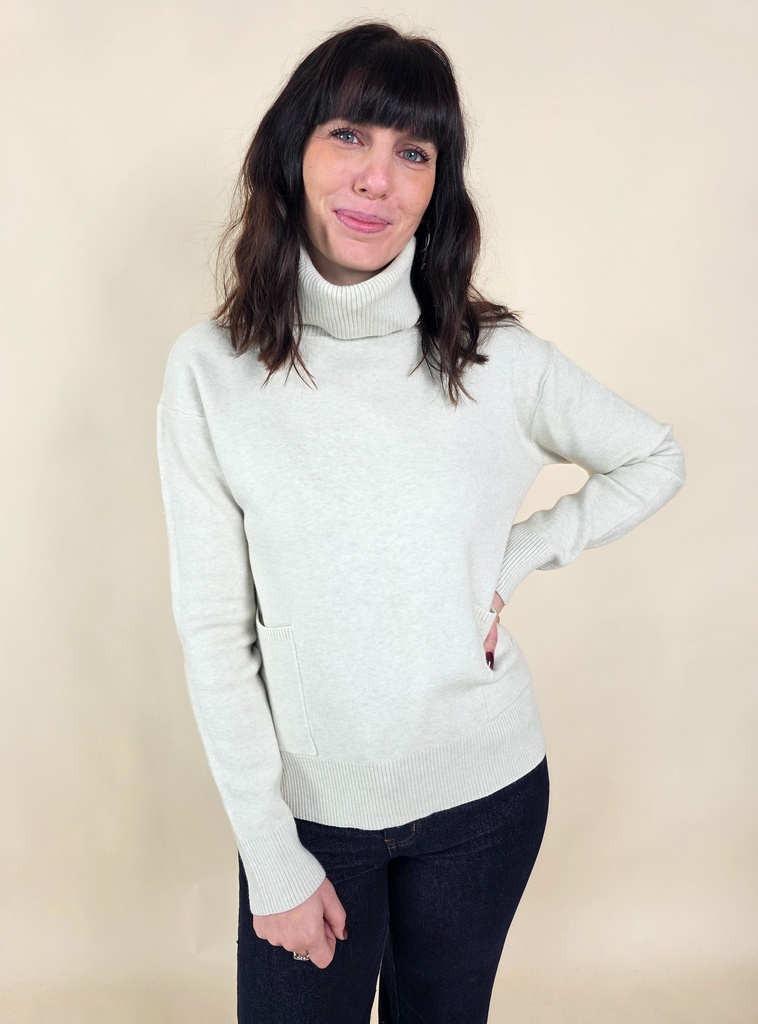 [00093] Pull blanc cassé à col roulé avec poches