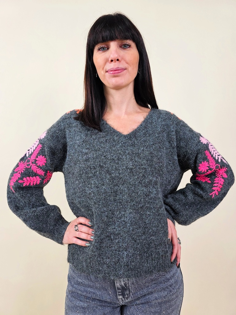 [00098] Pull gris en maille avec manches brodées vives