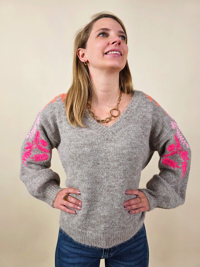 Pull brun clair en maille avec manches brodées vives