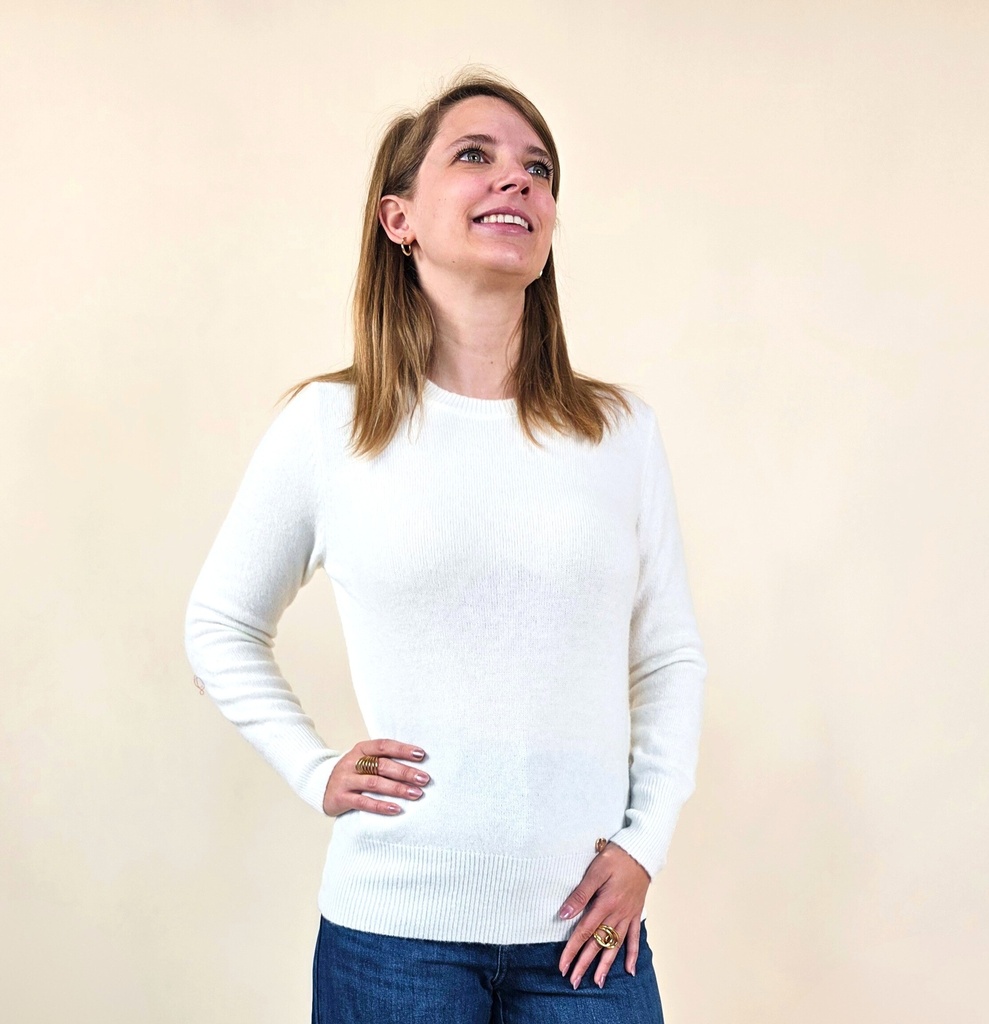 Pull blanc basique avec détail cœur doré