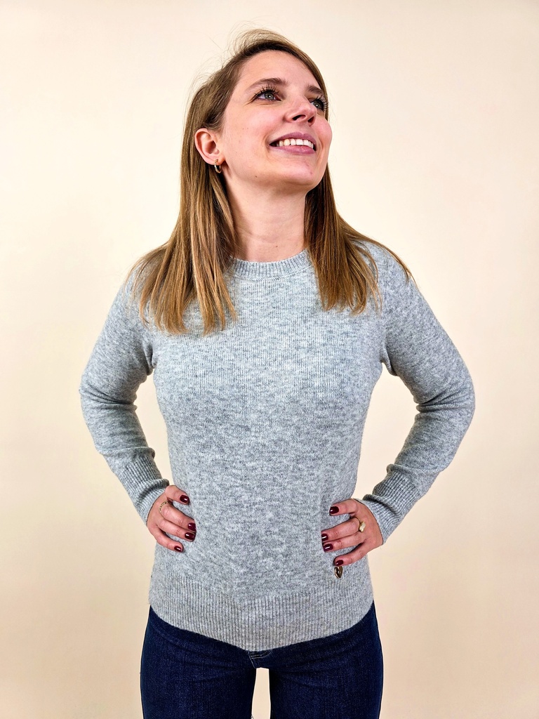Pull gris basique avec détail cœur doré