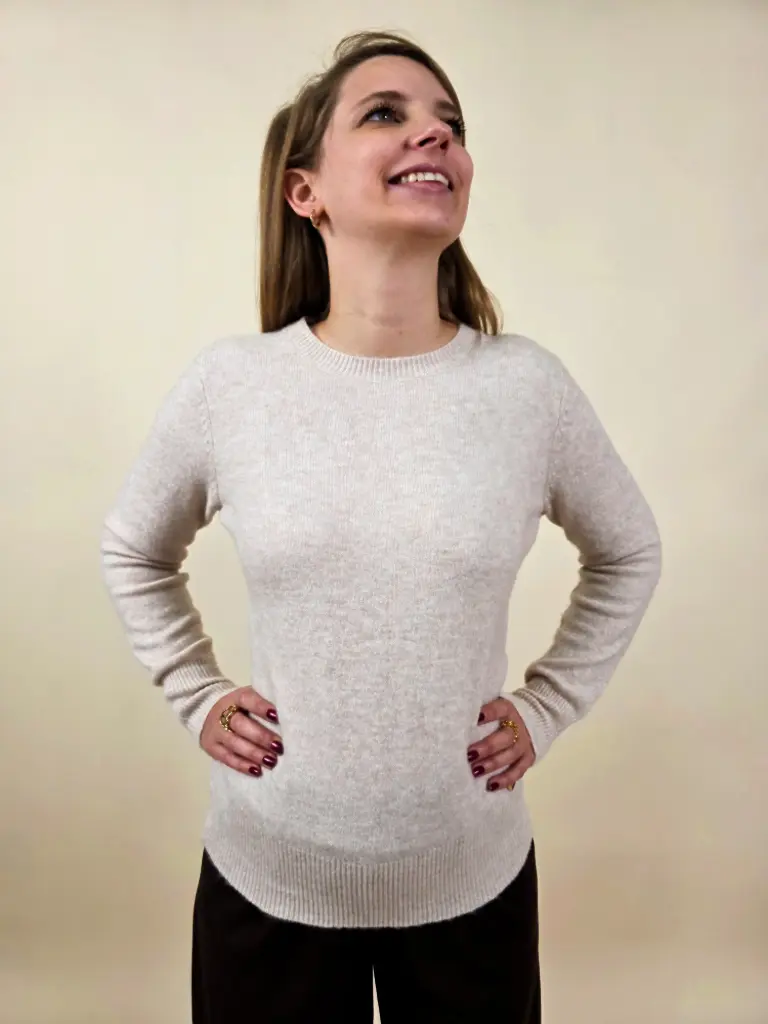 Pull rose pâle basique avec détail cœur doré