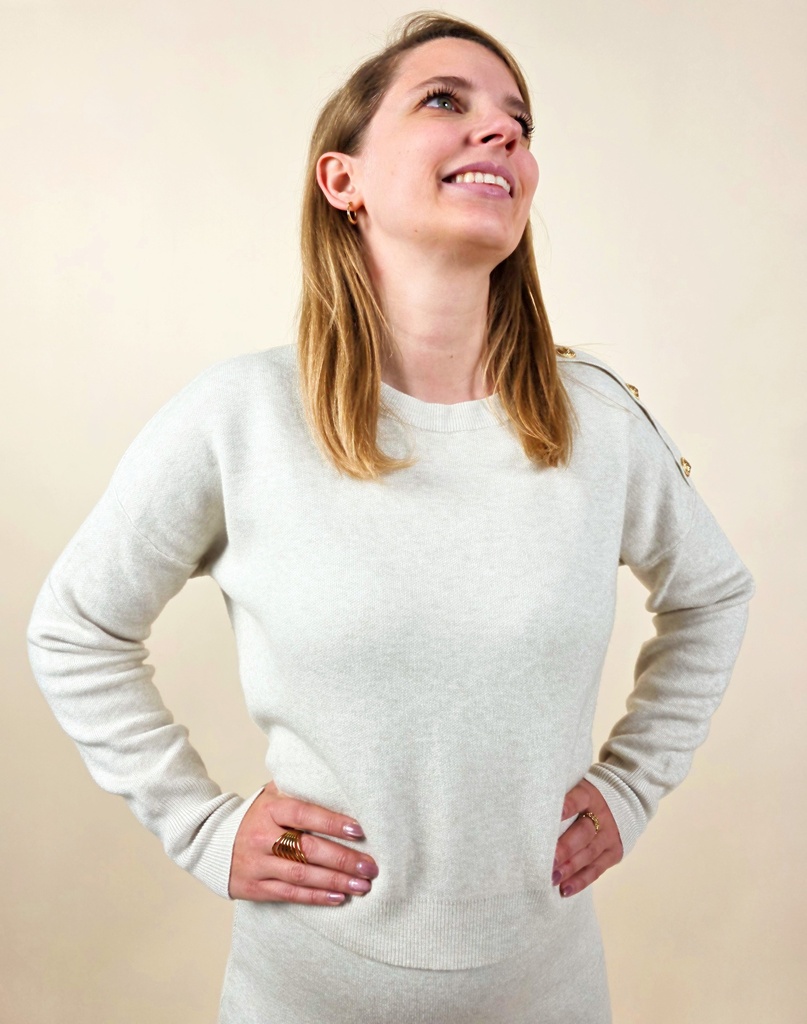 [00105] Pull beige élégant à boutons dorés et col rond