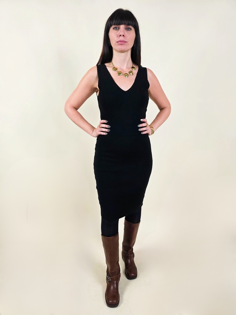 Robe pull noir ajustée sans manche