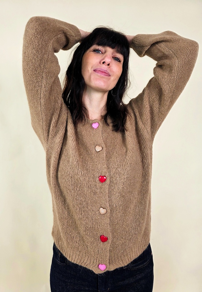 Cardigan laineux brun clair col rond avec boutons cœurs