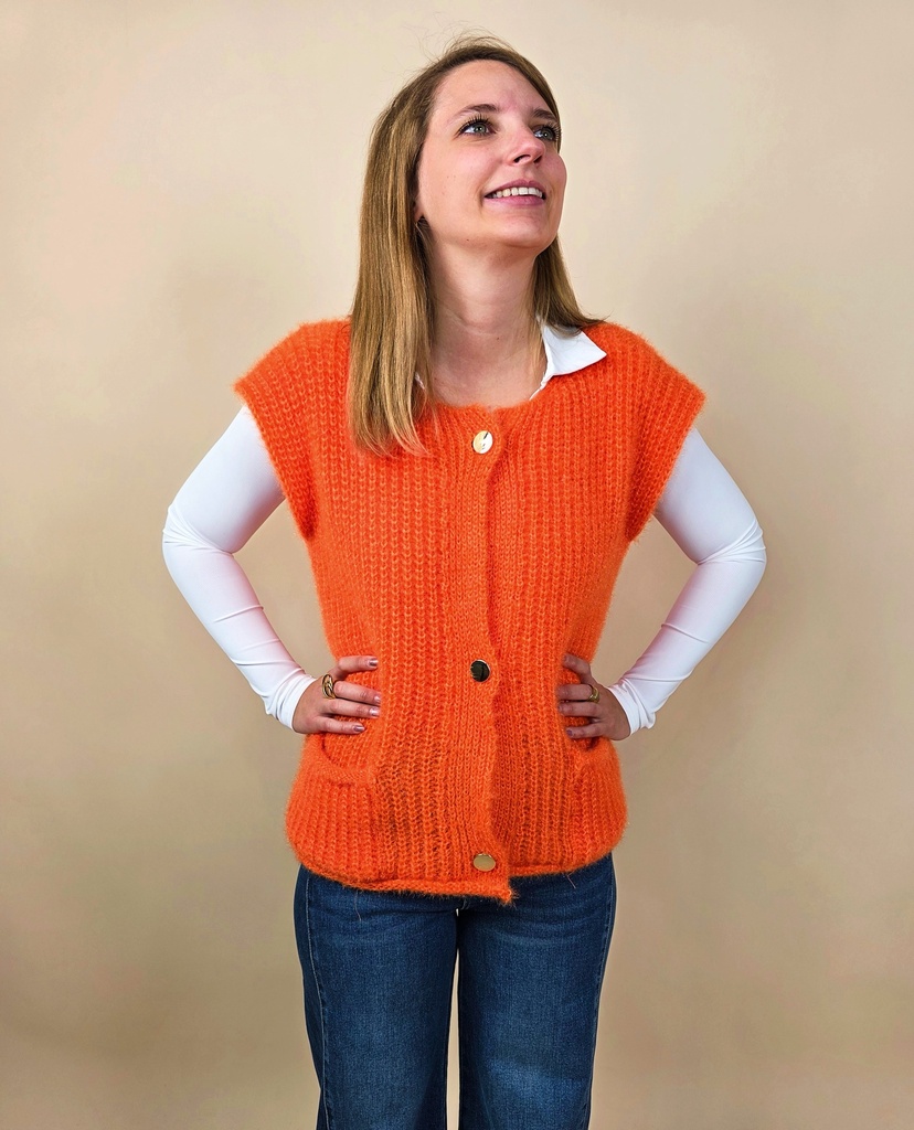 [00126] Gilet sans manche orange à maille poilue avec boutons dorés