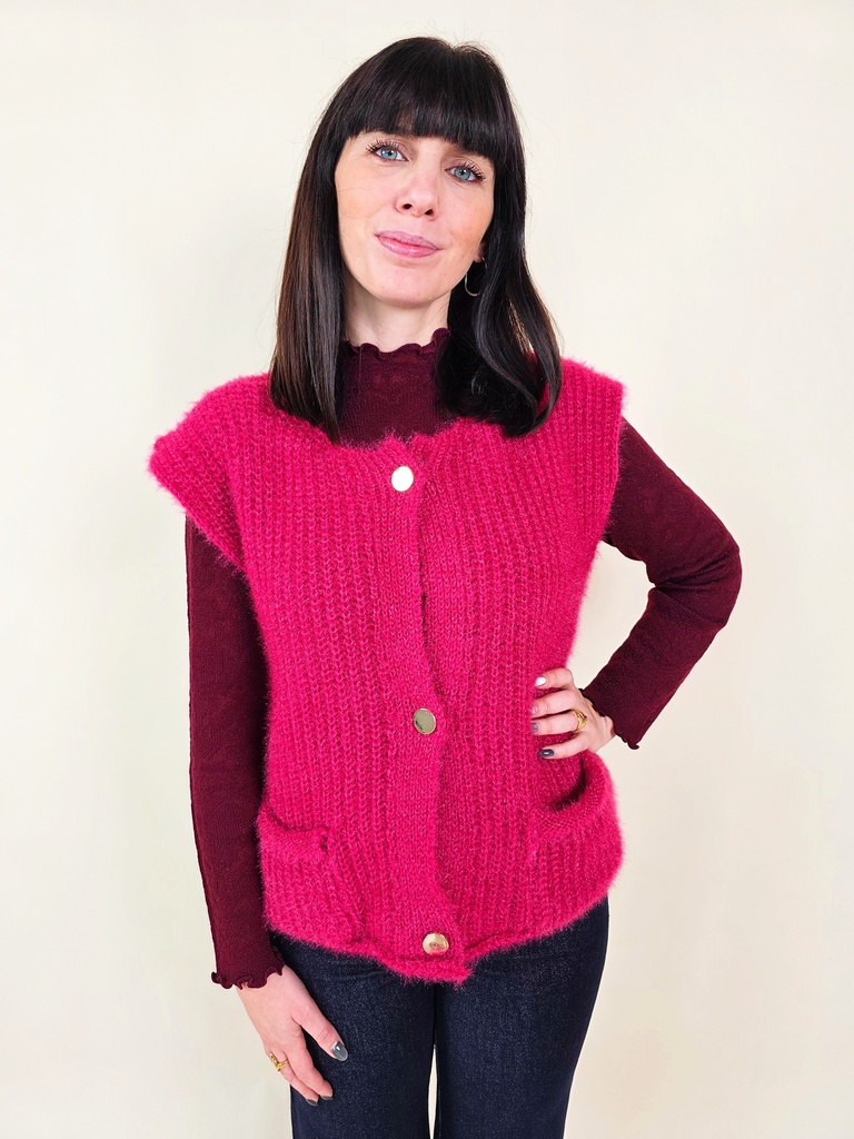Gilet sans manche fushia à maille poilue avec boutons dorés