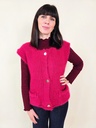 Gilet sans manche fushia à maille poilue avec boutons dorés