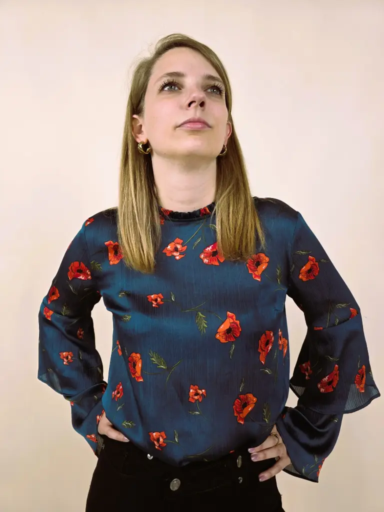 [00148] Blouse fluide bleu à imprimé floral rouge et manches cloche.