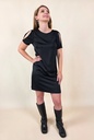 Robe droite satinée noire aux manches fendues