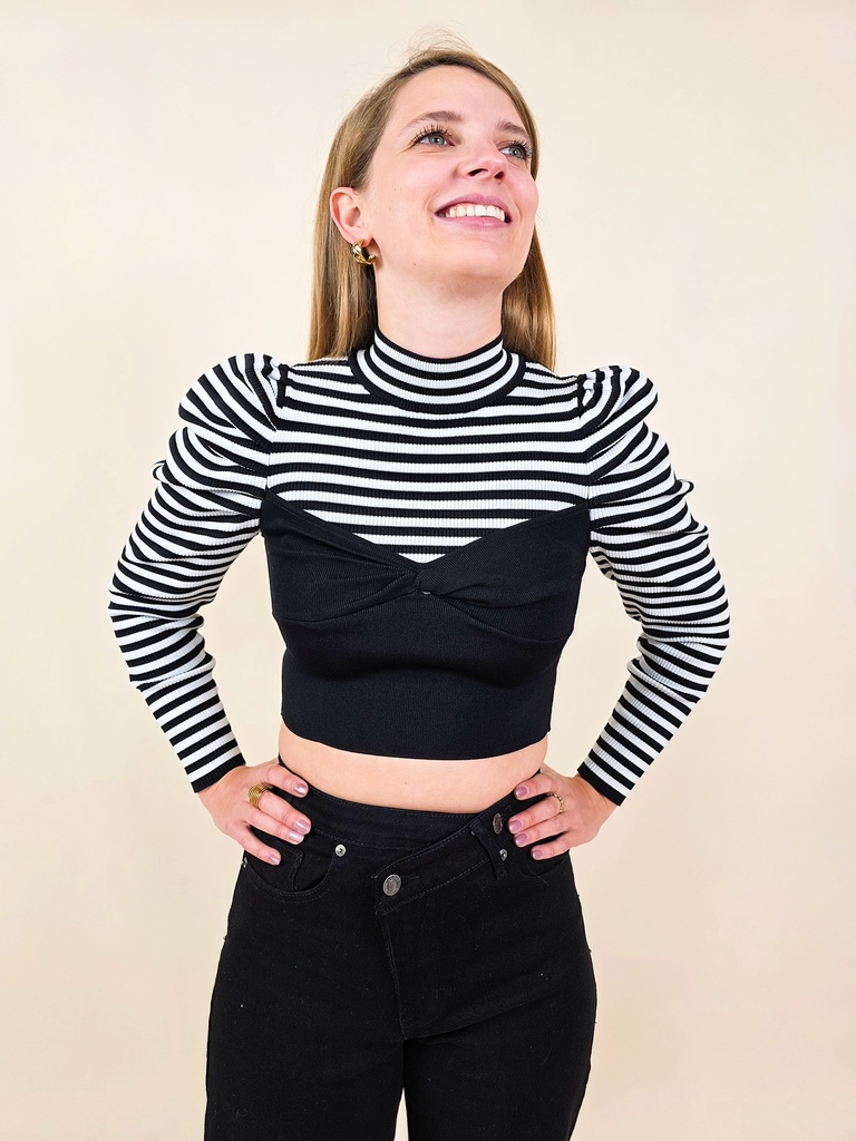 [00153] Top à manches longues rayé noir et blanc effet superposé.