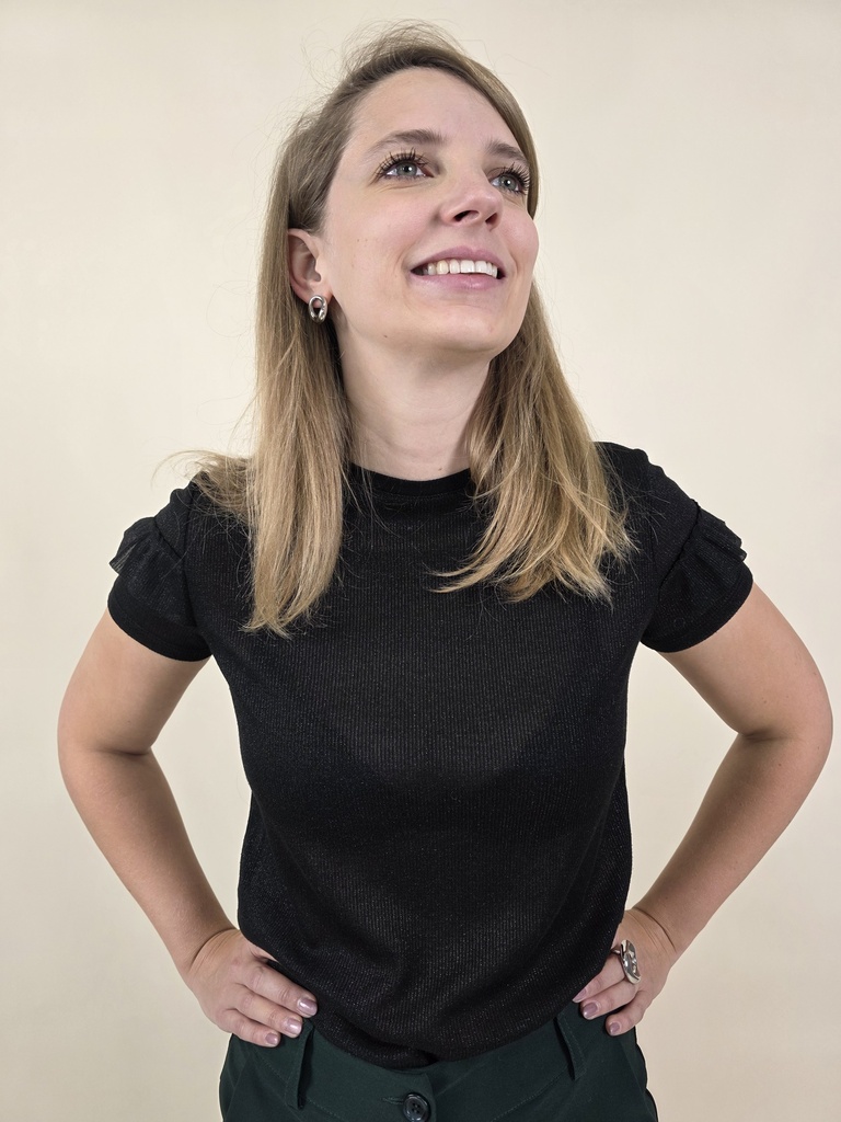 [00163] T-shirt noir à paillettes avec volants sur les épaules