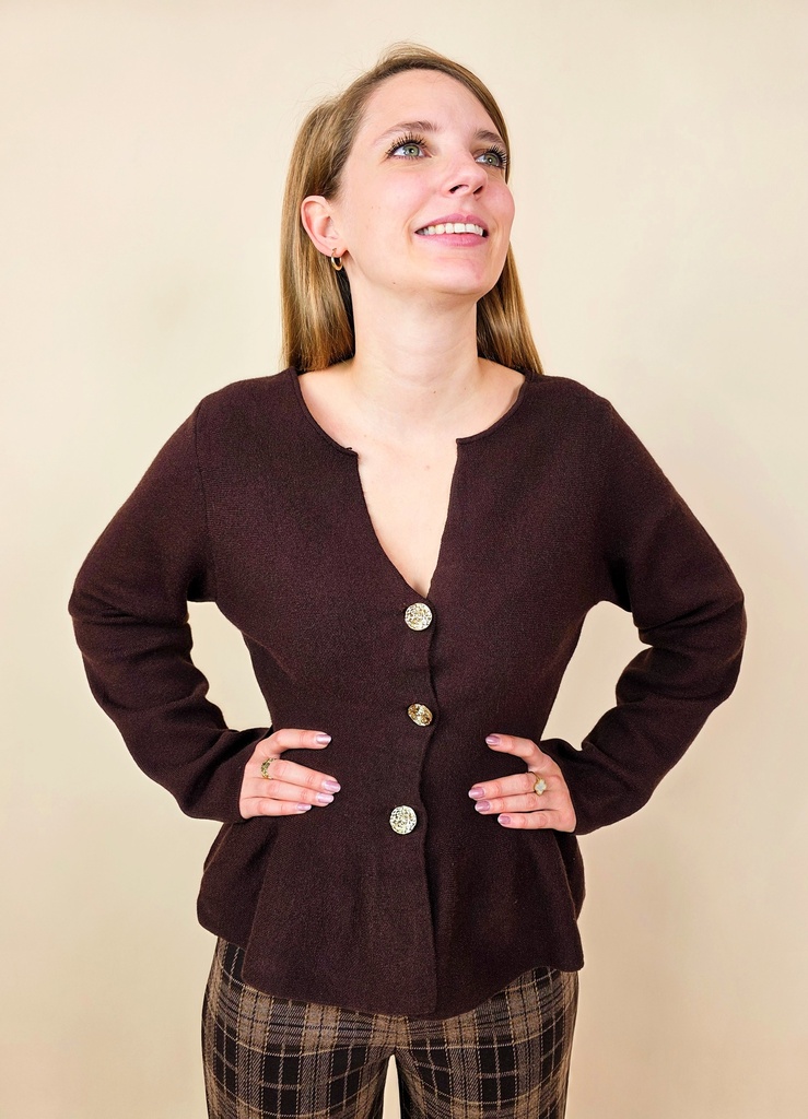 [00217] Gilet brun avec bouton doré reserré à la taille