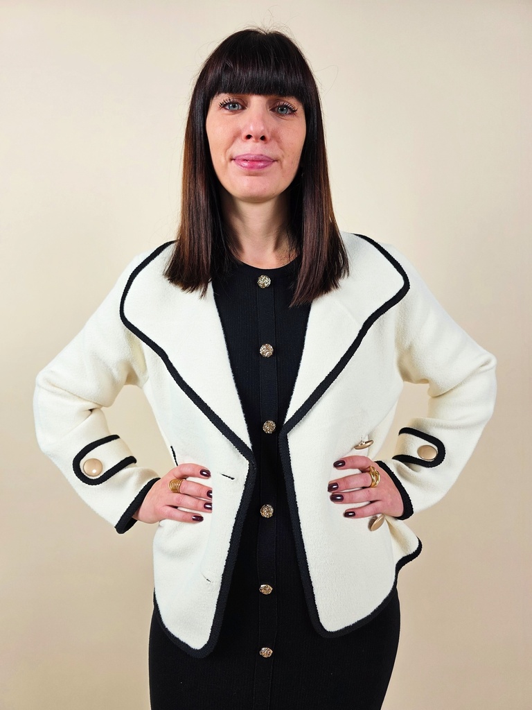 Veste courte blanche à col large avec boutons dorés
