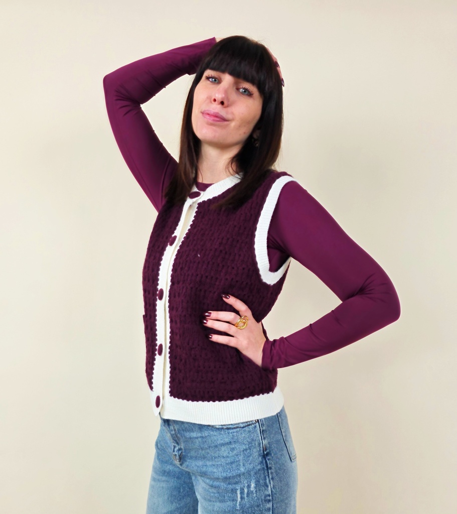 Gilet sans manche en maille bordeaux avec bord blanc