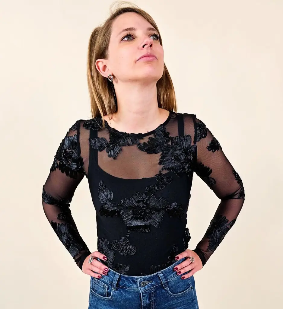 [00246] Blouse noire transparente à manches longues avec broderies florales