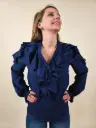 Blouse bleue avec volant aux épaules et manches longues