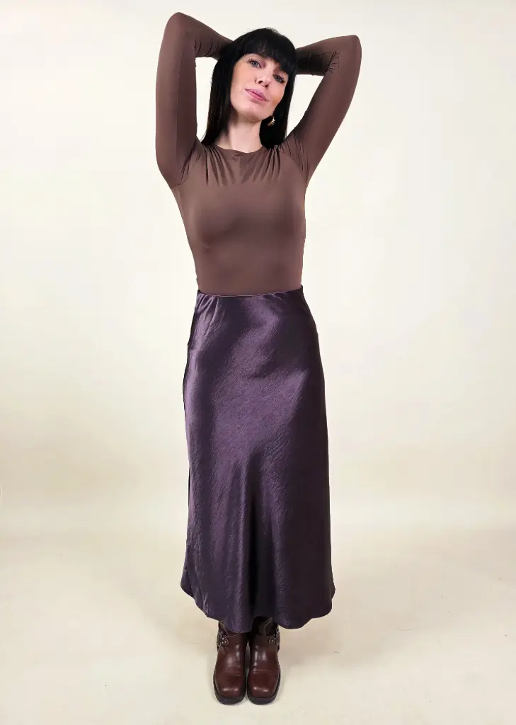 Jupe longue aubergine en satin 
