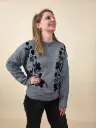Pull gris à broderies florales noires 