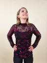 Blouse noire transparente à col montant et motif floral bordeaux