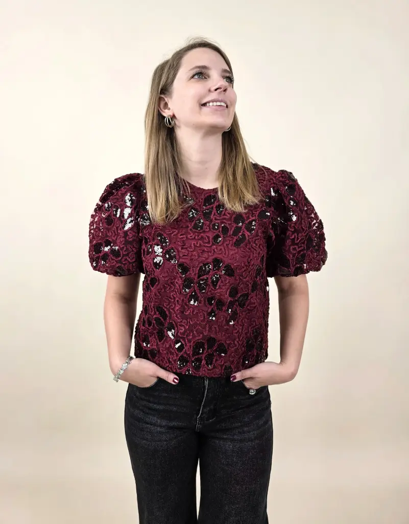 [00306_S] Blouse bordeaux à manches bouffantes avec sequins floraux (S)