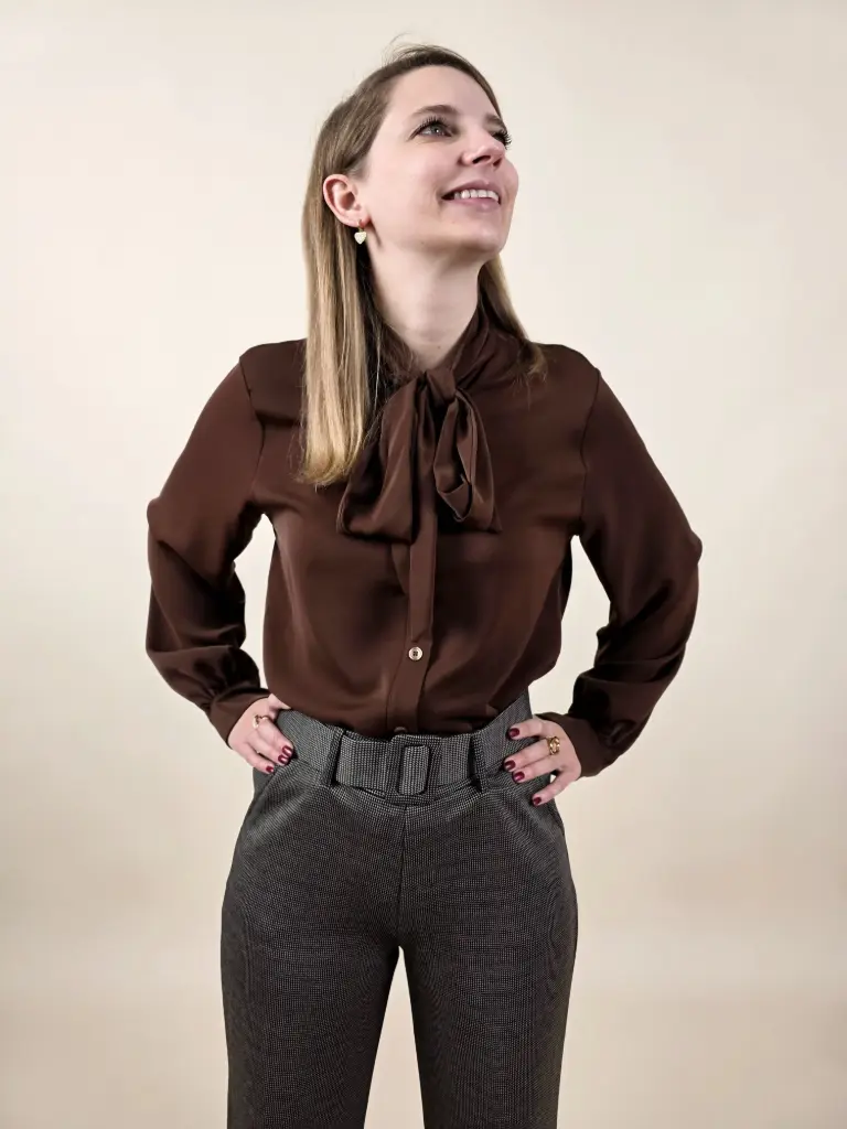 [00304] Chemisier marron avec noeud 