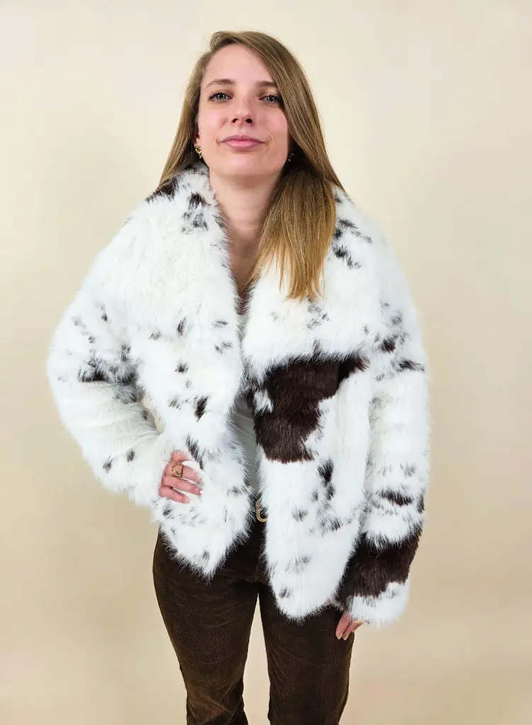 Veste fourrure blanche tachetée de marron