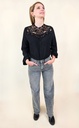 Jeans gris délavé aux poches étoilées