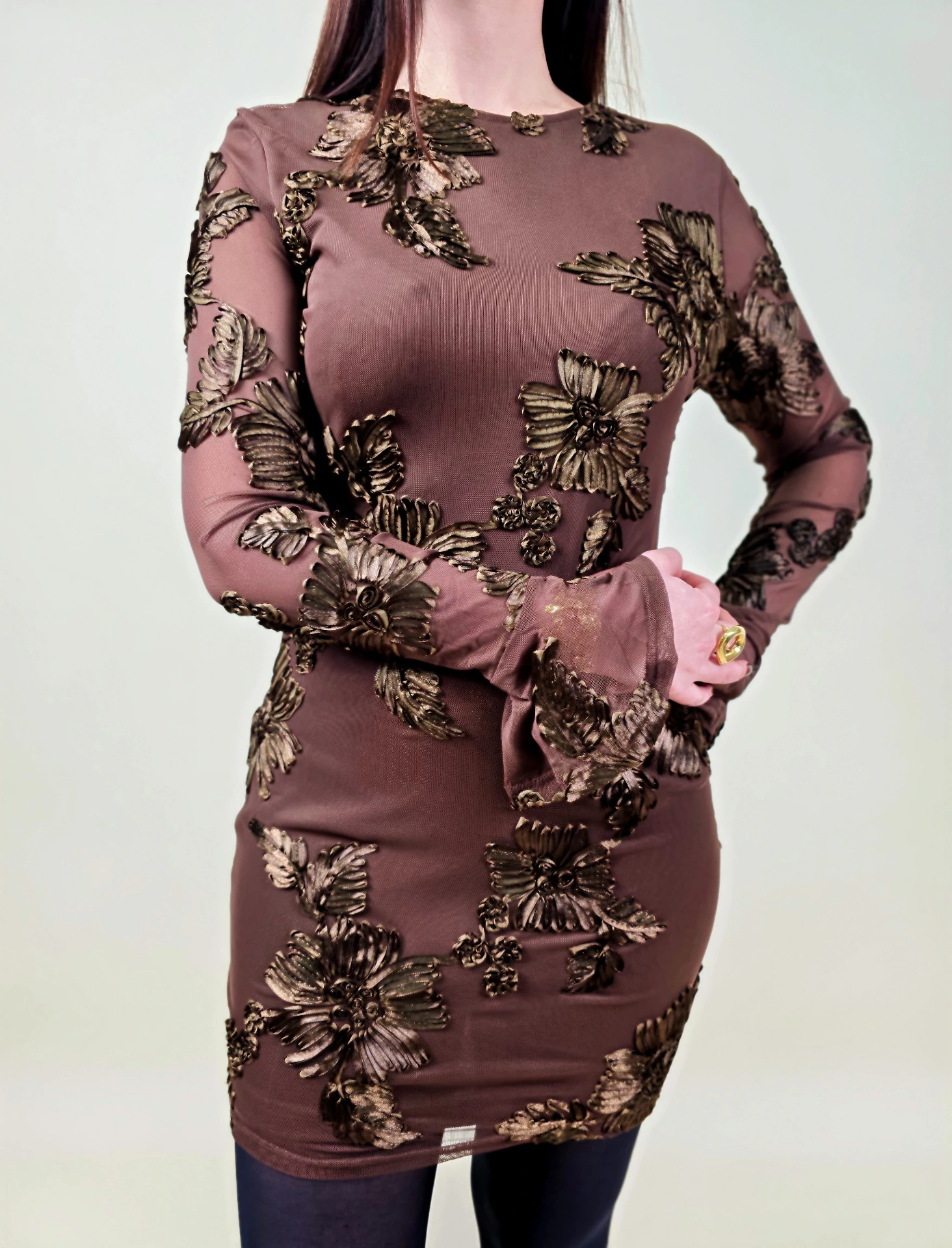 Robe brune à fleurs en relief