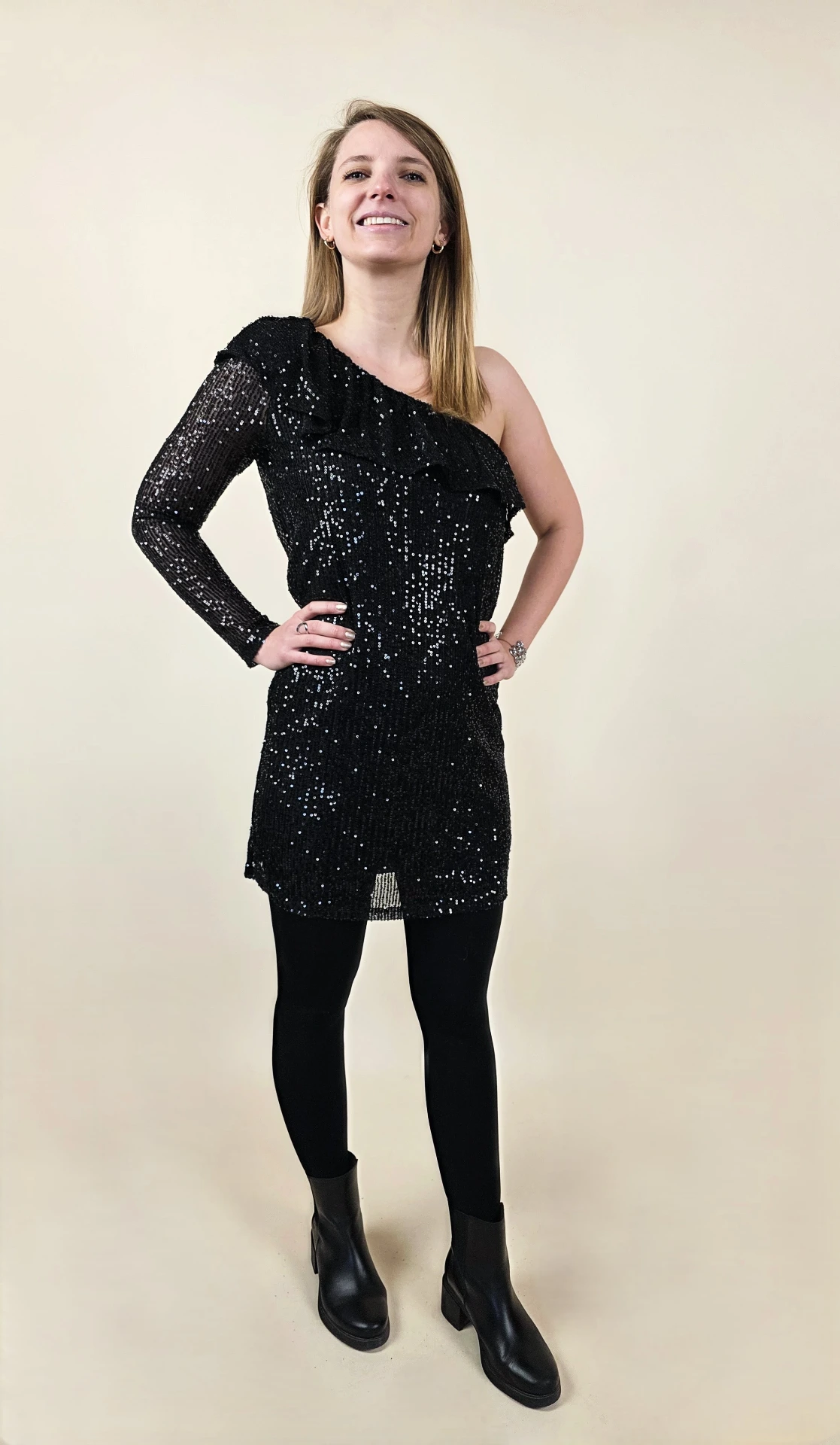 [00413_S] Robe noire à sequins à manche unique (S)