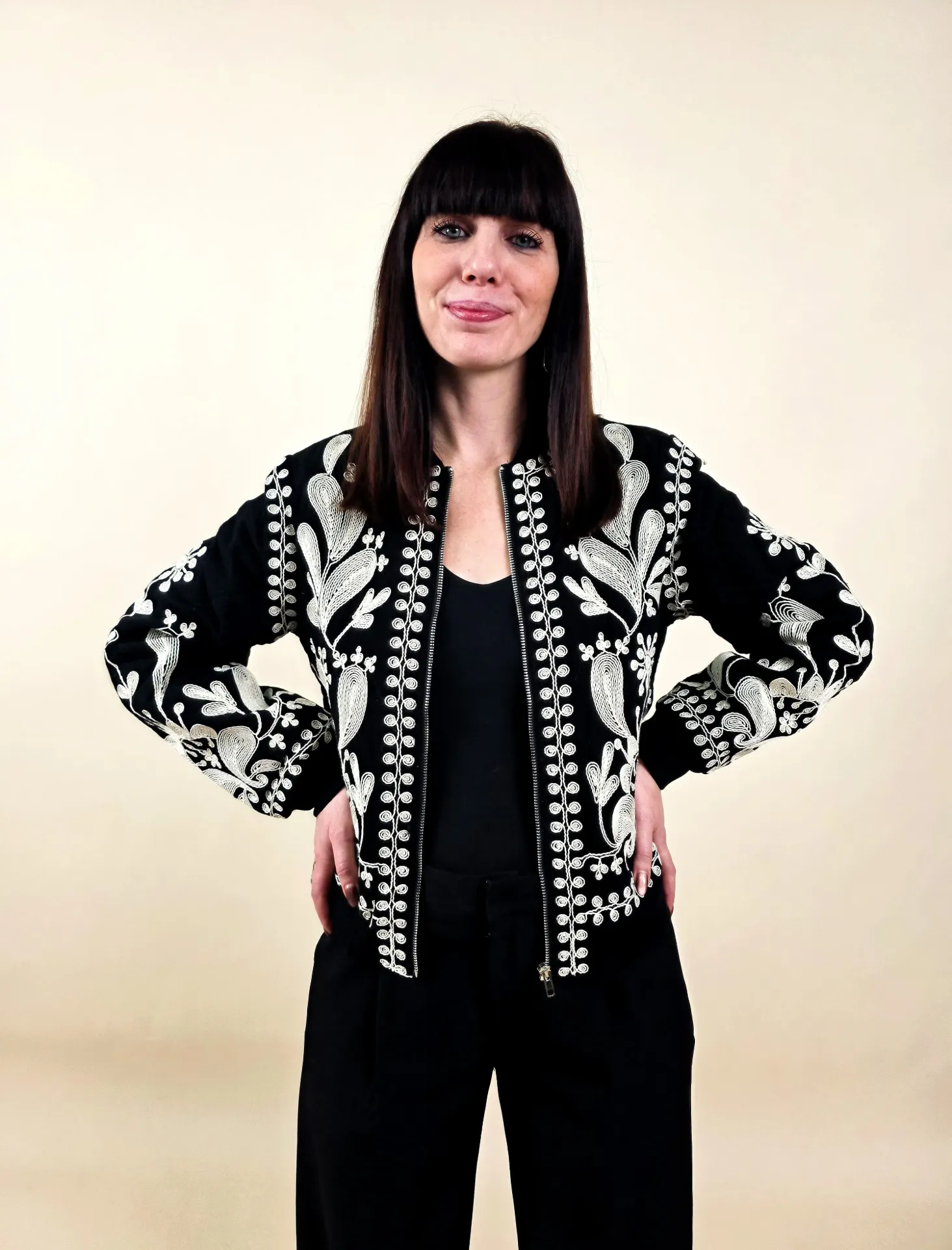 Veste noire à broderies