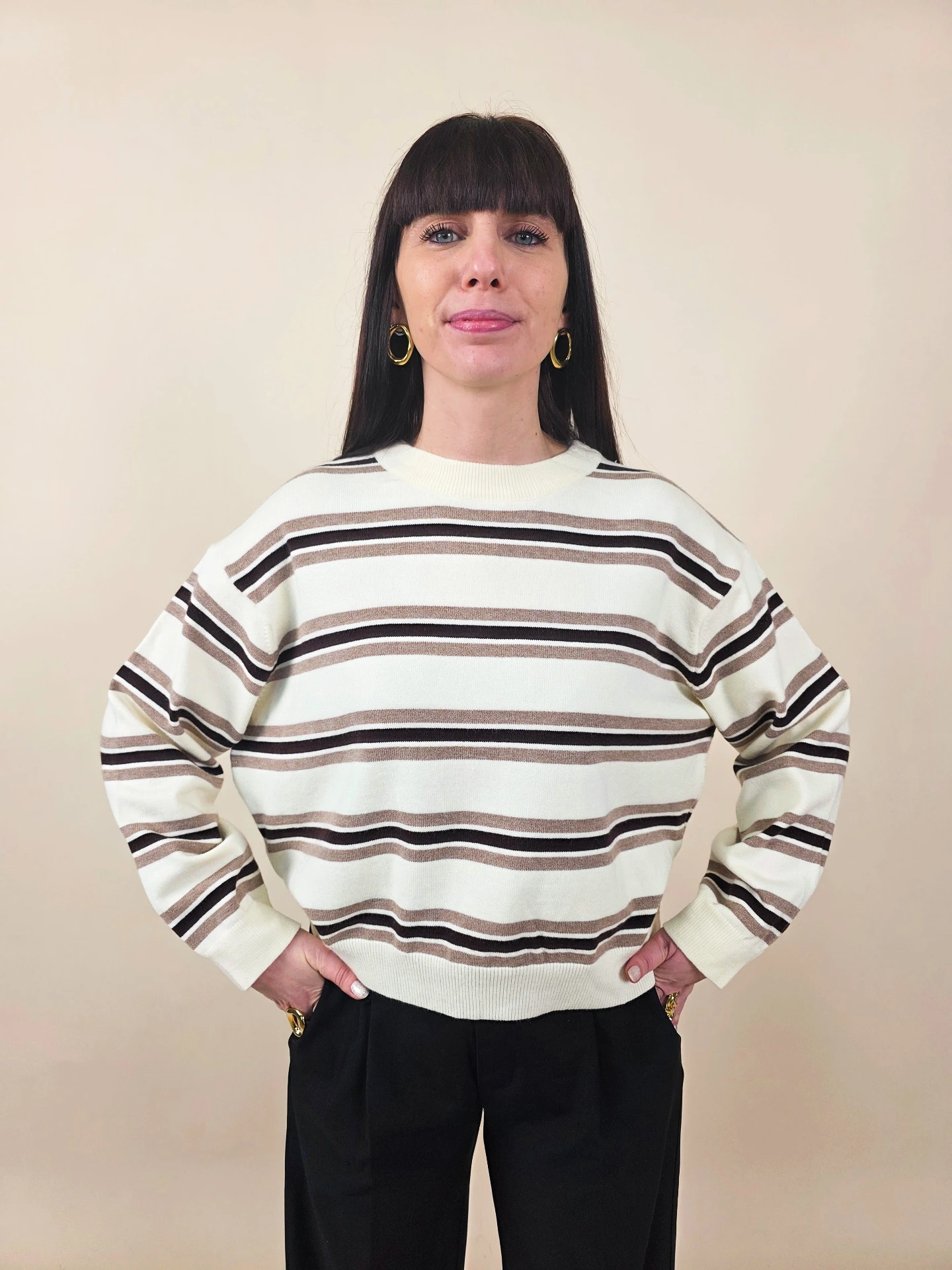[00443] Pull blanc à rayures marron et noires