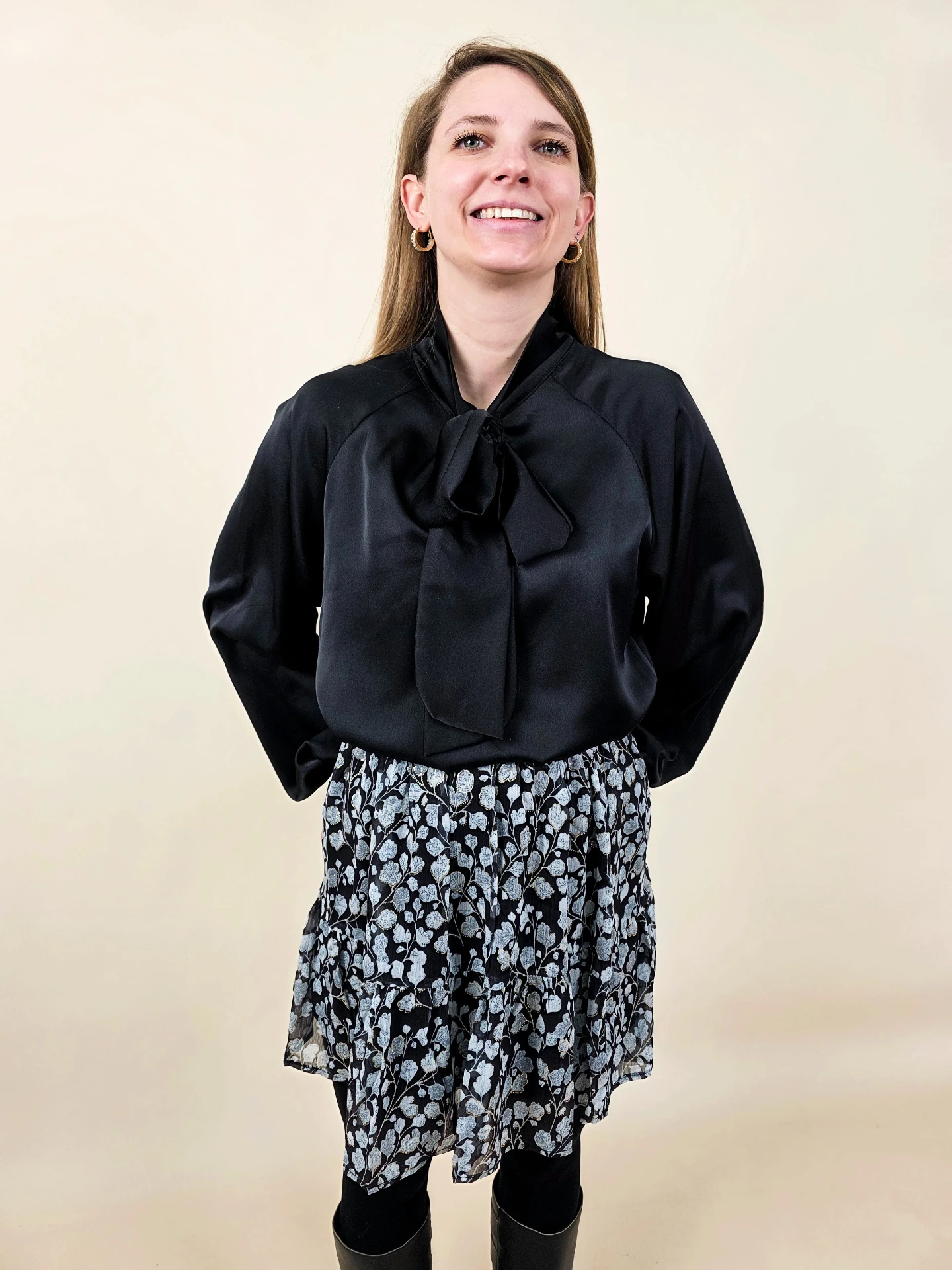 Chemisier satiné noir à col lavallière élégant