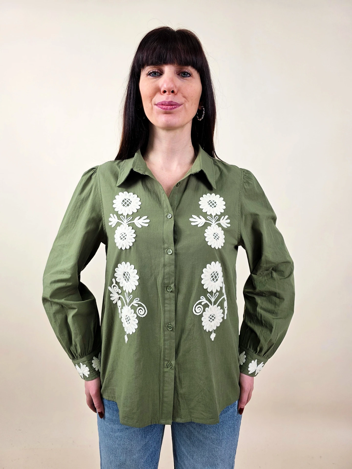 Chemisier kaki à broderies florales blanches