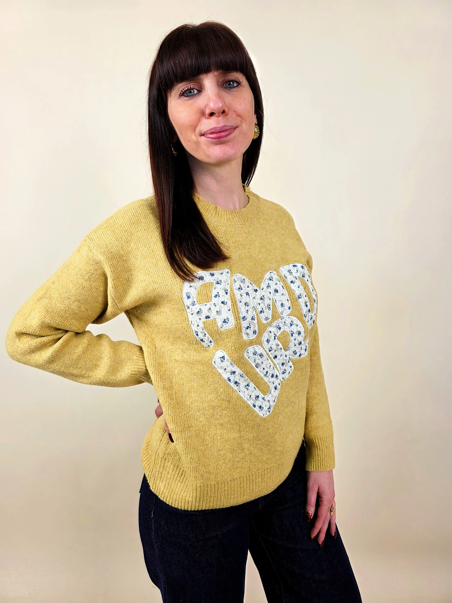 Pull « AMOUR » jaune moutarde